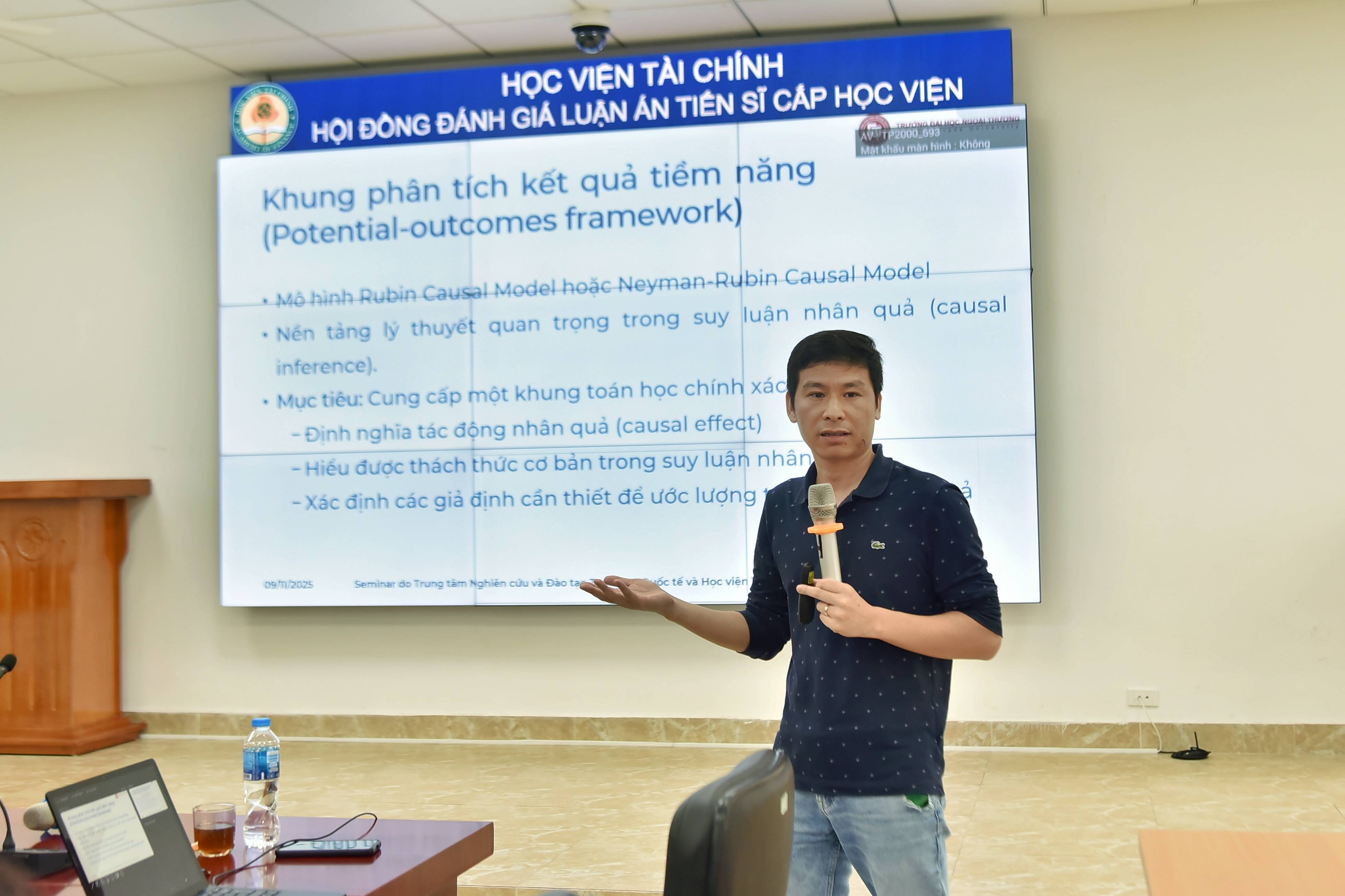 TS. Đoàn Quang Hưng Trường Đại học Ngoại thương, trình bày tại·seminar